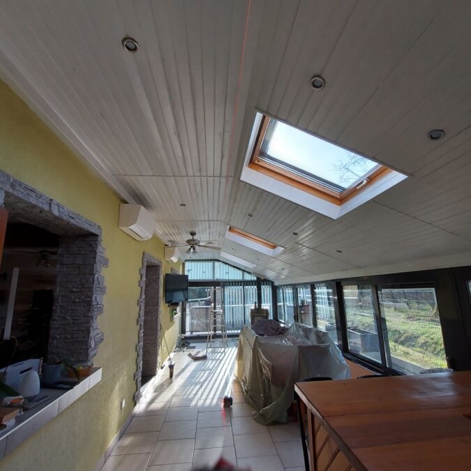 20210329_090457 675X675 | MTS 68 Pose de plafond laqué blanc dans une véranda avec intégration d’une bande LED et pose d’une toile imprimée Illzach 0