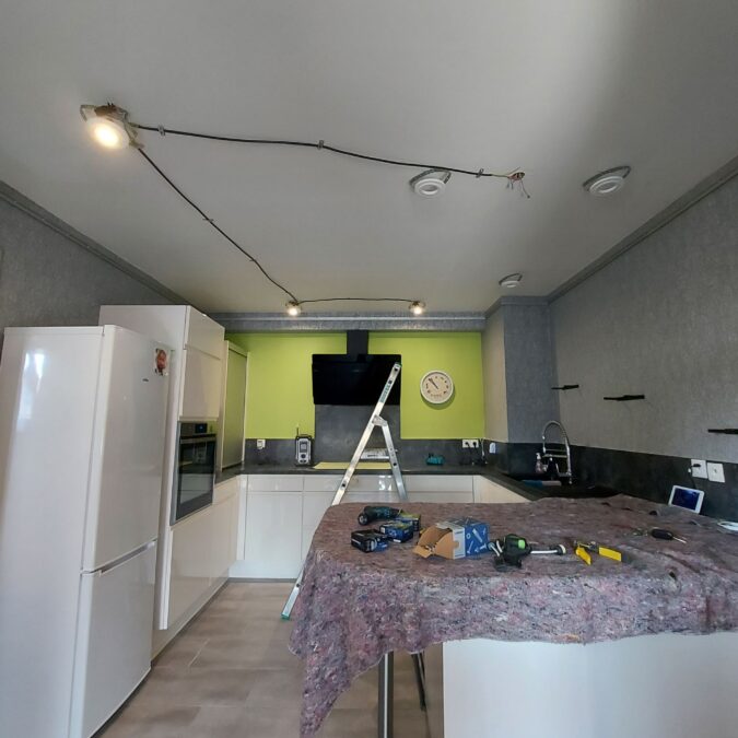 20210610_104835 675X675 | MTS 68 Découvrez notre chantier de pose Plafond tendu en laqué blanc avec spots à wittelsheim Belfort 1