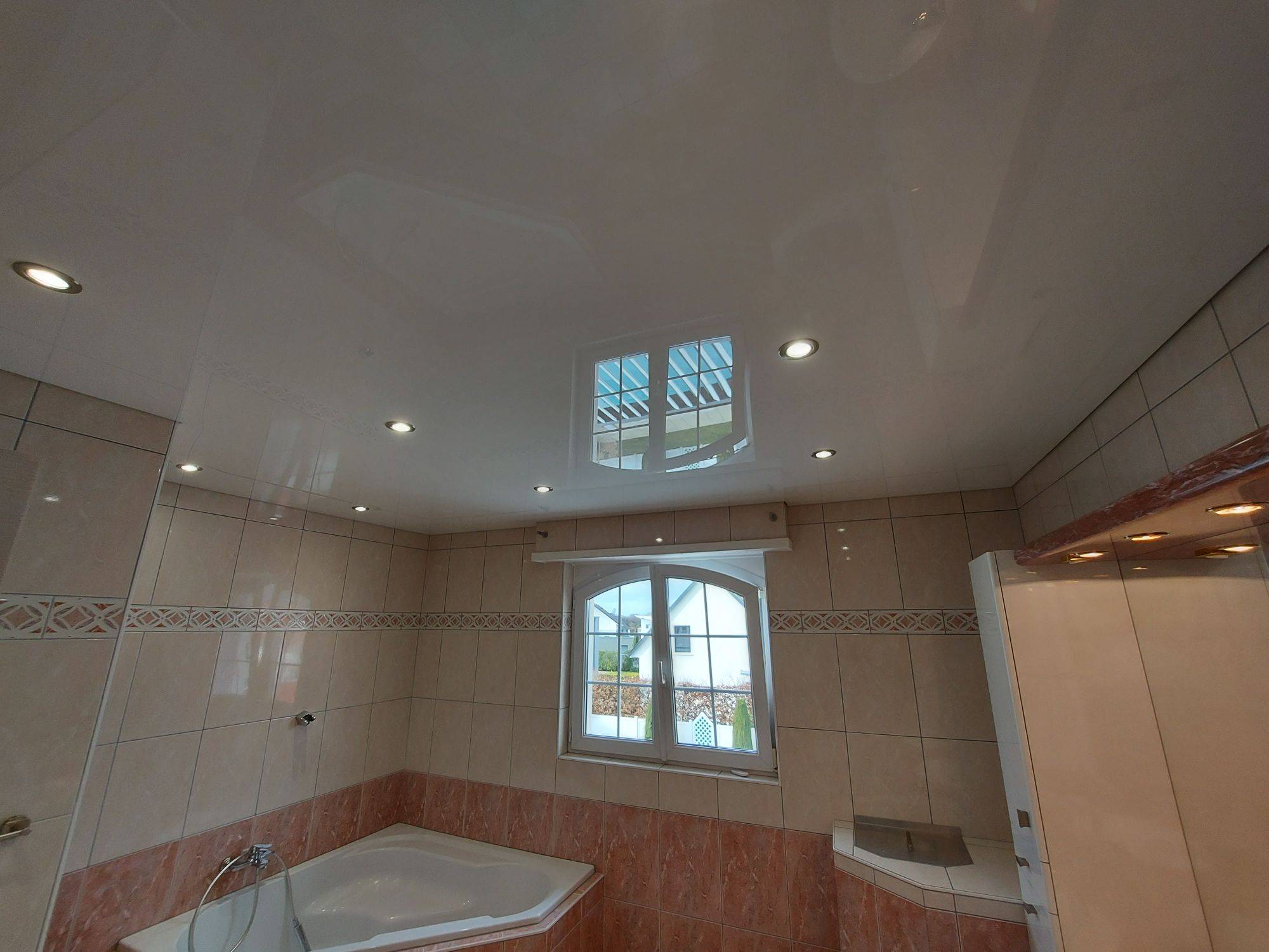 Découvrez notre chantier de pose de plafond laqué blanc à Blotzheim près de Saint-Louis Guebwiller
