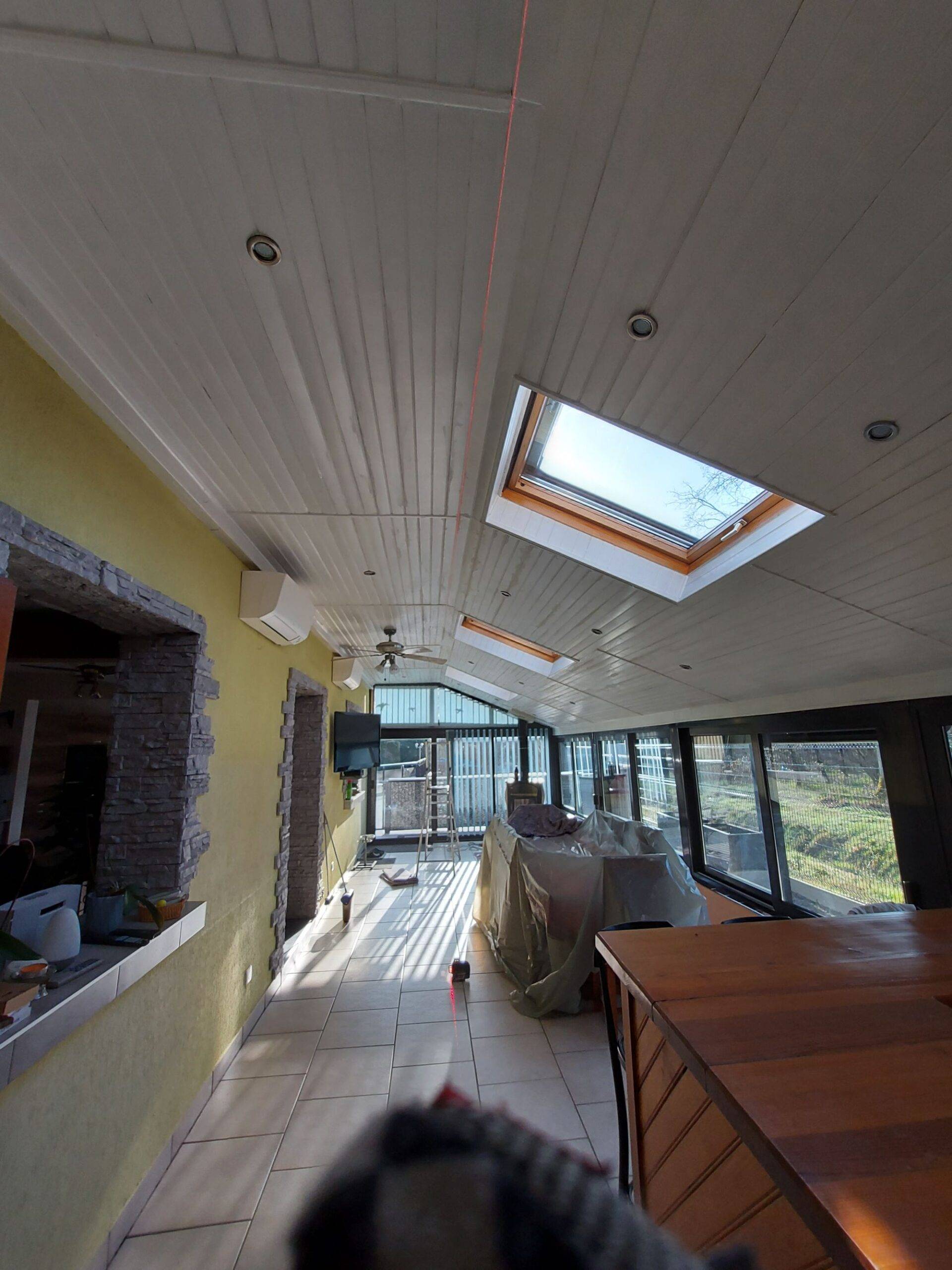 Pose de plafond laqué blanc dans une véranda avec intégration d&#8217;une bande LED et pose d&#8217;une toile imprimée Illzach 0