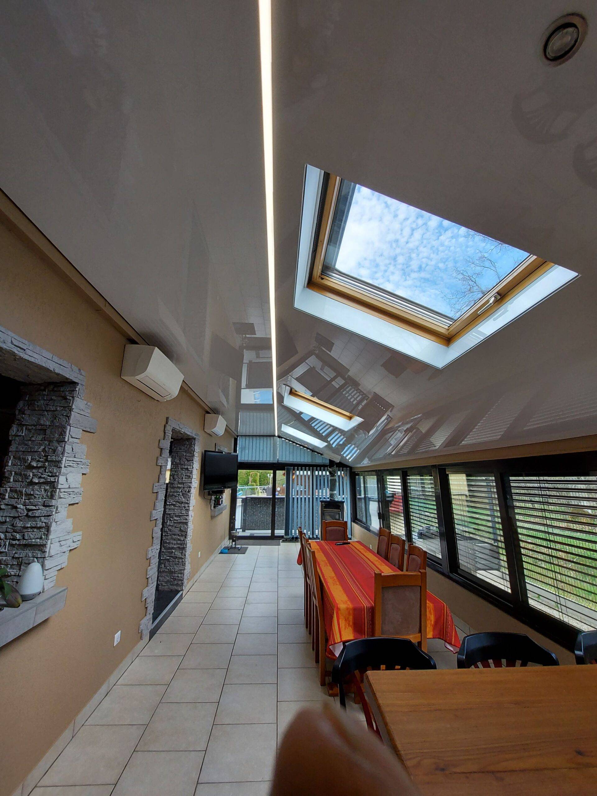 Pose de plafond laqué blanc dans une véranda avec intégration d&#8217;une bande LED et pose d&#8217;une toile imprimée Illzach