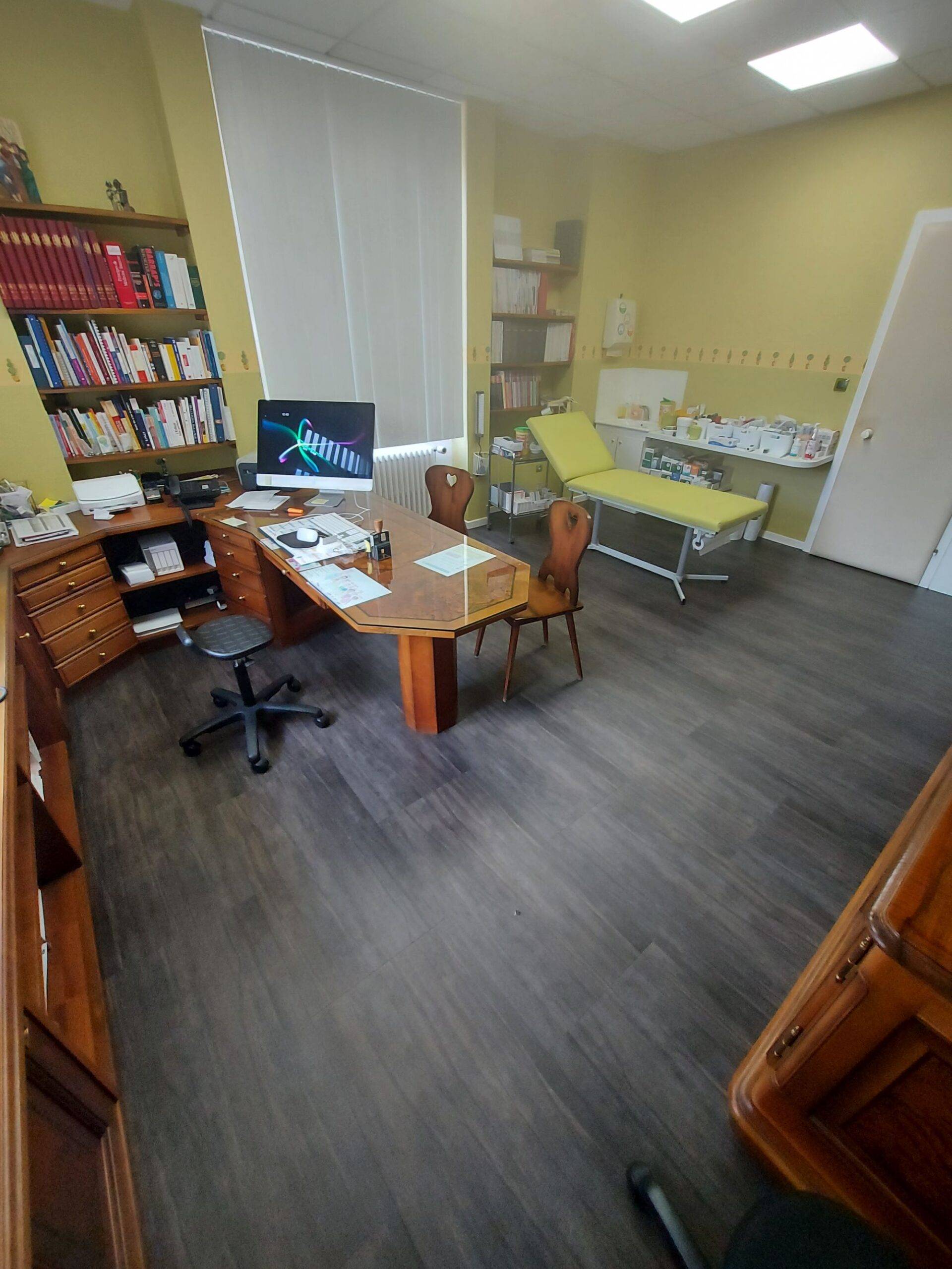 Pose d&#8217;un parquet LVT sur sous couche adhésive dans un cabinet médical à husseren wesserling dans la vallée de thann Pfastatt