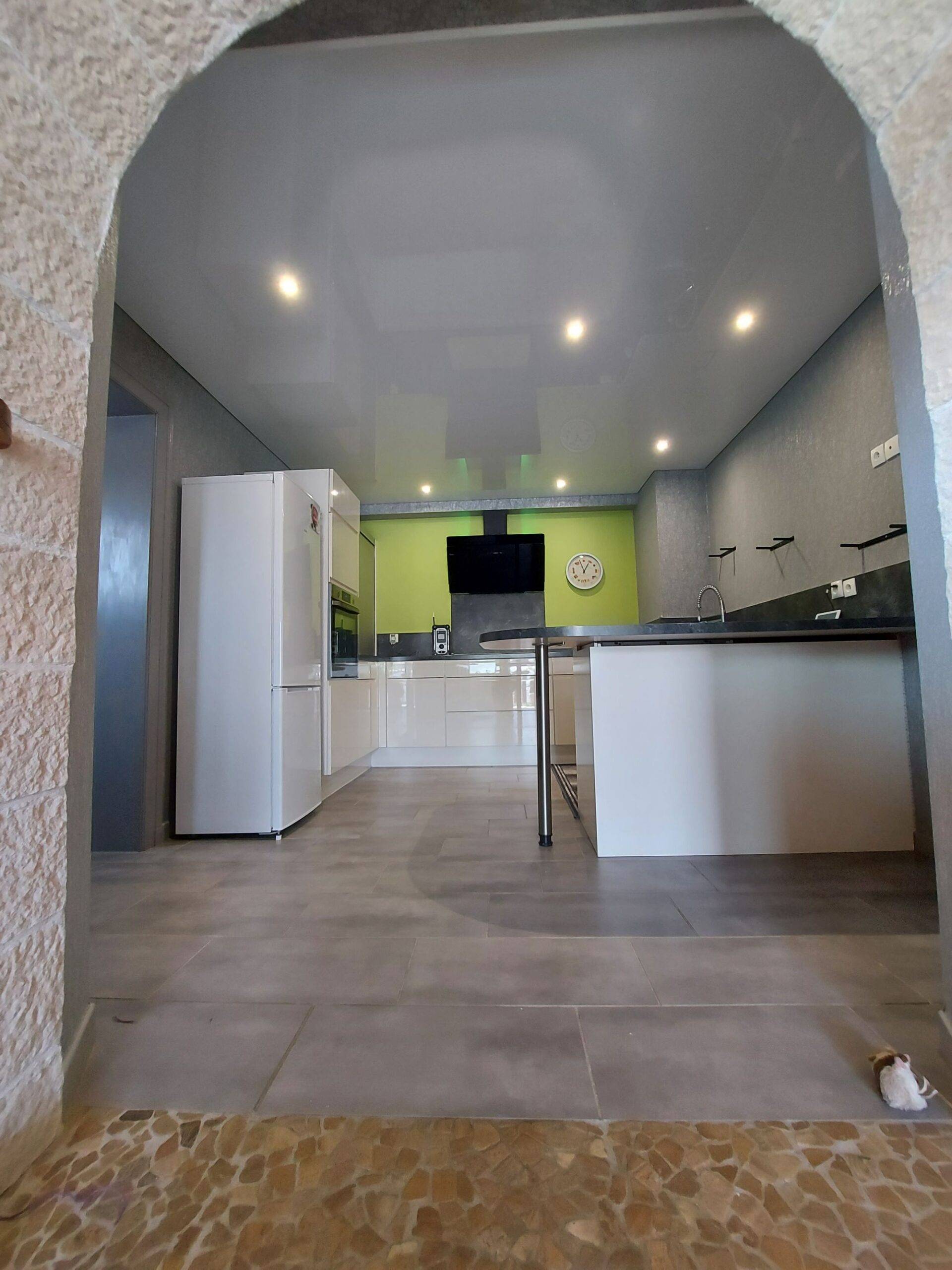 Découvrez notre chantier de pose Plafond tendu en laqué blanc avec spots à wittelsheim Pfastatt