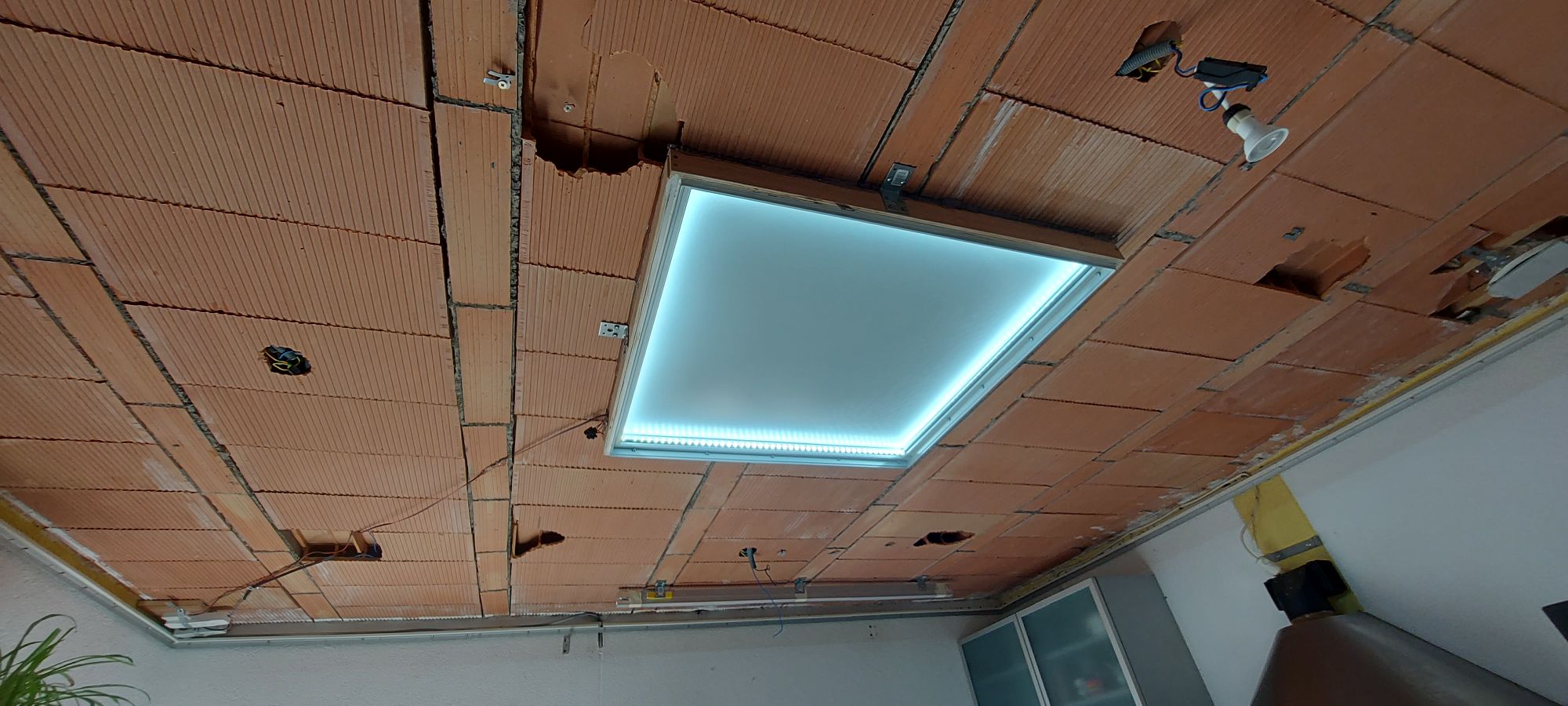 DÉCOUVREZ NOTRE DERNIÈRE RÉALISATION EN PLAFOND TENDU À CHAUD POUR UNE CUISINE A FELLERING Guebwiller 2