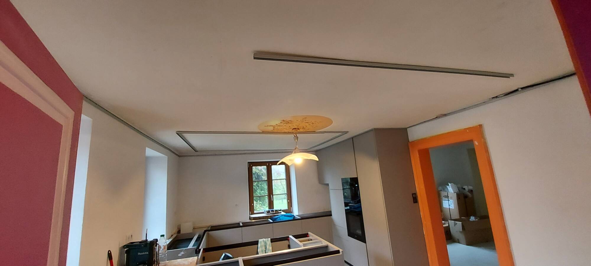 DÉCOUVREZ NOTRE DERNIÈRE RÉALISATION EN PLAFOND TENDU À CHAUD POUR UNE CUISINE A FAVEROIS Guebwiller 1