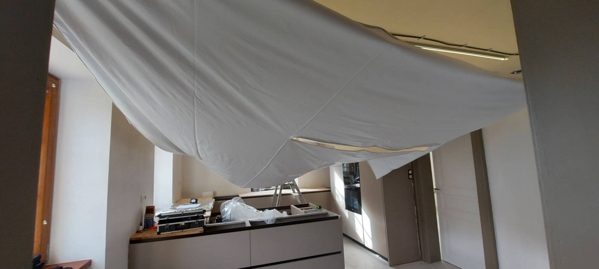 DÉCOUVREZ NOTRE DERNIÈRE RÉALISATION EN PLAFOND TENDU À CHAUD POUR UNE CUISINE A FAVEROIS Cernay 2