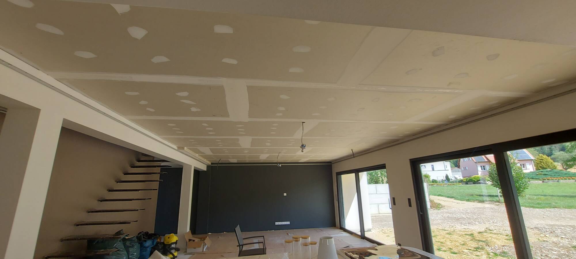 Comment choisir entre un plafond tendu en PVC et en tissu pour votre intérieur ? Pfastatt